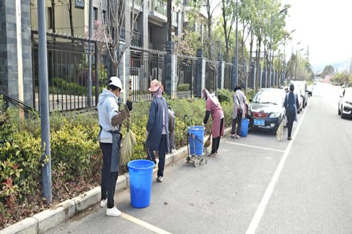 我校总务处开展校外街道卫生清洁活动